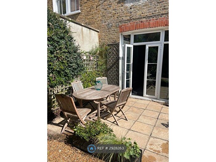 2 Bedroom Flat To Rent In Clapham South, London, SW12