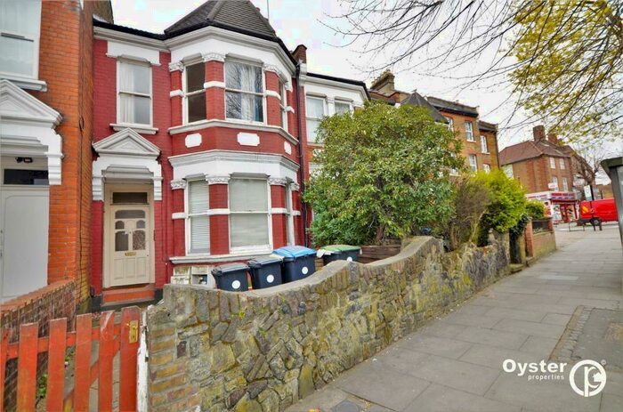 Studio To Rent In Bowes Road, London, N11