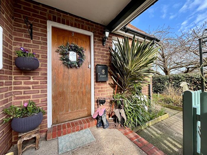 2 Bedroom Flat For Sale In Elms Lane, Pett, TN35