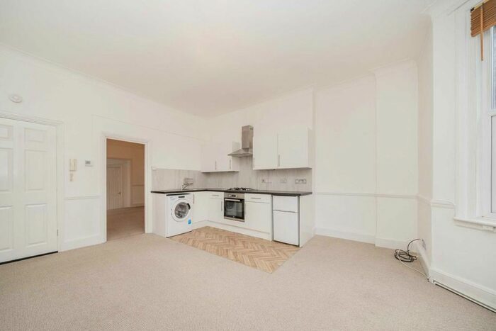 1 Bedroom Flat To Rent In Streatham High Road, London, SW16