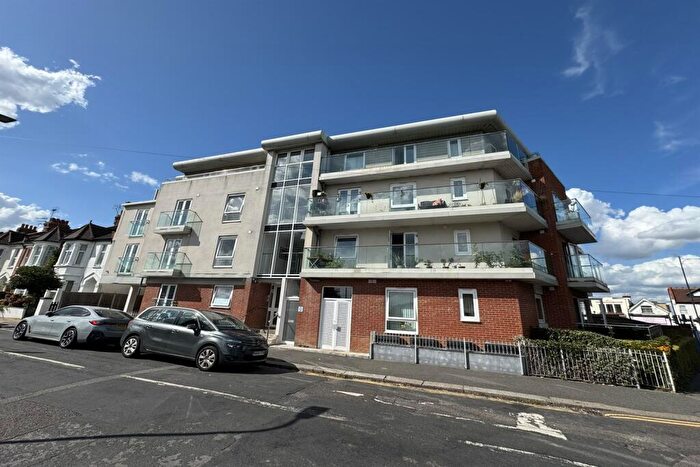 2 Bedroom Flat To Rent In Bedroom St Floor Flat In Leigh On Sea, SS9