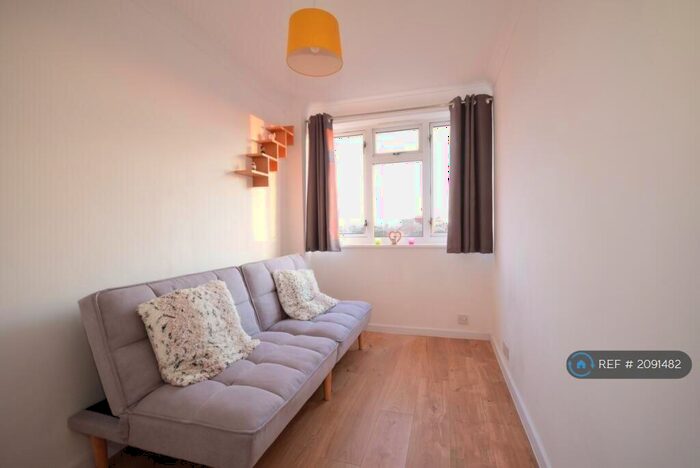 3 Bedroom Maisonette To Rent In Bush House, Portsmouth, PO5