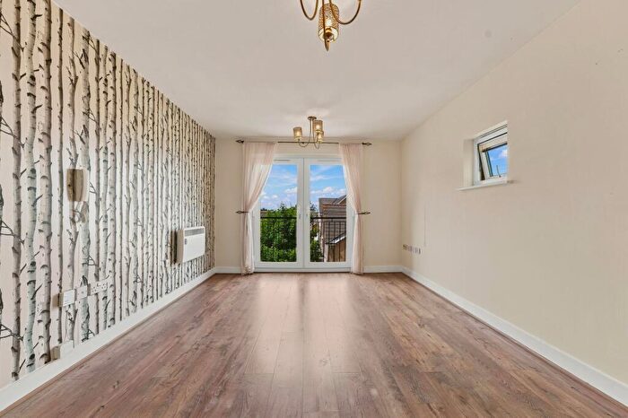 2 Bedroom Flat For Sale In Hollybrook Park, Bristol, BS15