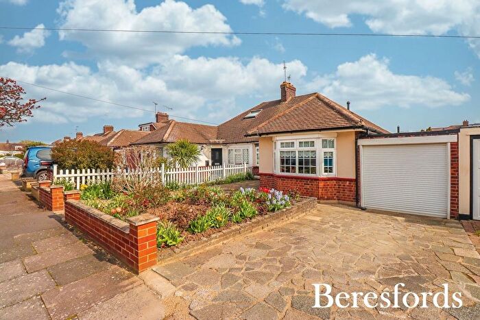 3 Bedroom Bungalow For Sale In Worcester Avenue, Upminster, RM14