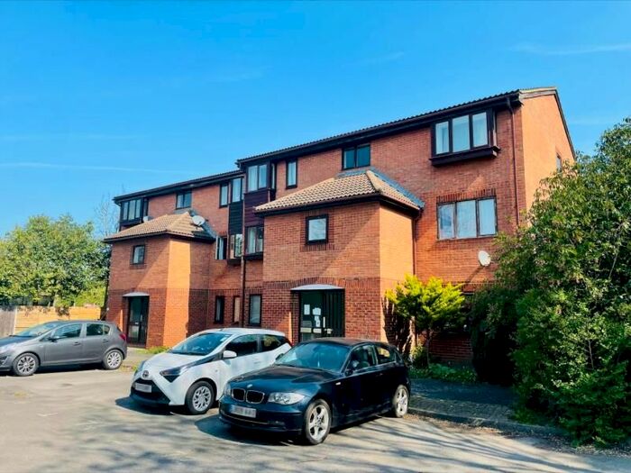 1 Bedroom Flat To Rent In Quincy Road, Egham, TW20