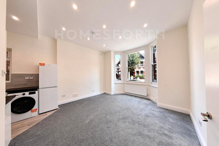 3 Bedroom Flat To Rent In Harlesden Gardens, Harlesden, NW10