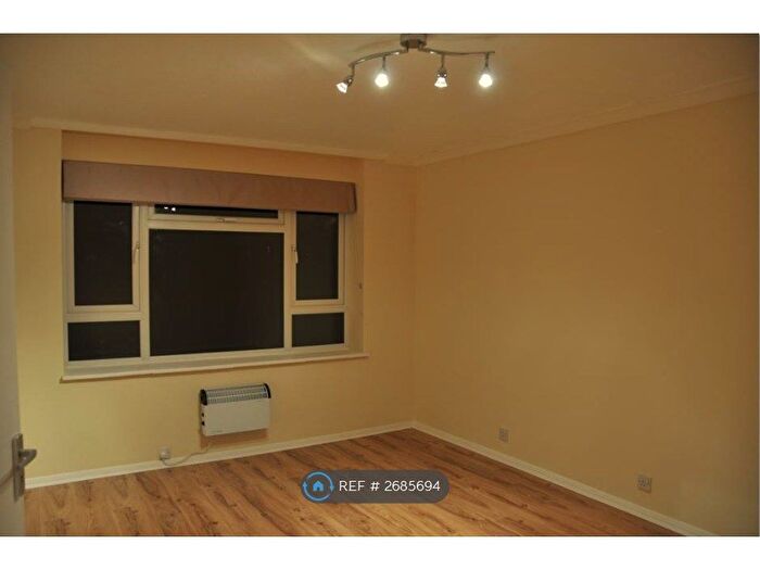 1 Bedroom Flat To Rent In Palm Court, London, N22