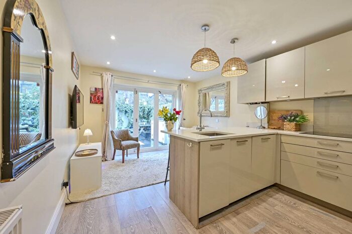 2 Bedroom Flat For Sale In Disraeli Road, Putney, London, SW15