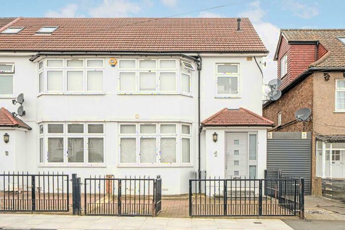 3 Bedroom Flat To Rent In Long Drive, London, W3