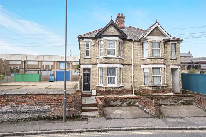 4 Bedroom Semi-Detached House To Rent In Desborough Road, High Wycombe, HP11