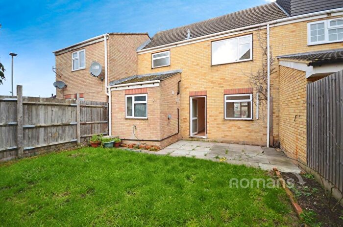 3 Bedroom Garages To Rent In Rochfords Gardens, Slough, Berkshire, SL2