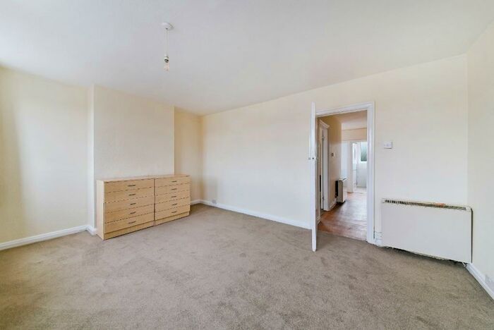 3 Bedroom Maisonette To Rent In High Street, Ilford, Essex, IG6
