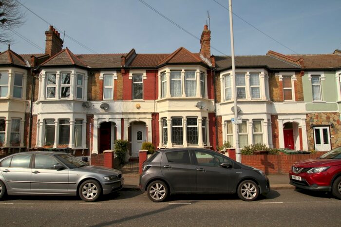 2 Bedroom Flat To Rent In James Lane, London, E10