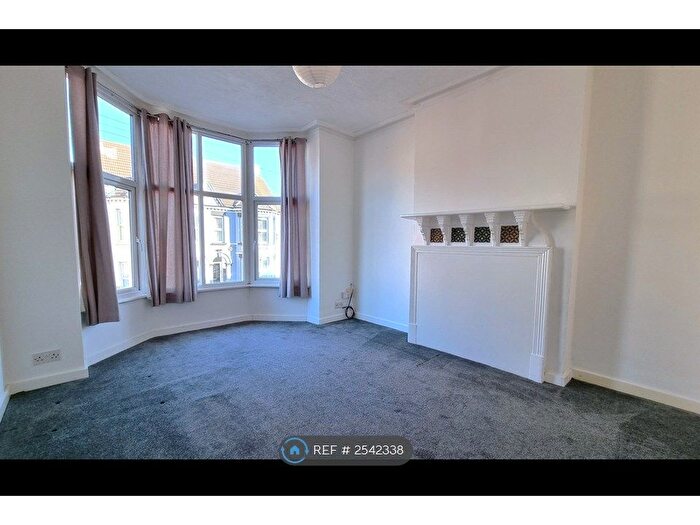 3 Bedroom Semi-Detached House To Rent In Grafton Road, Bedford, MK40