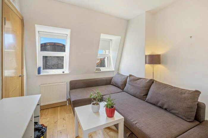 Studio To Rent In High Road, London, N2