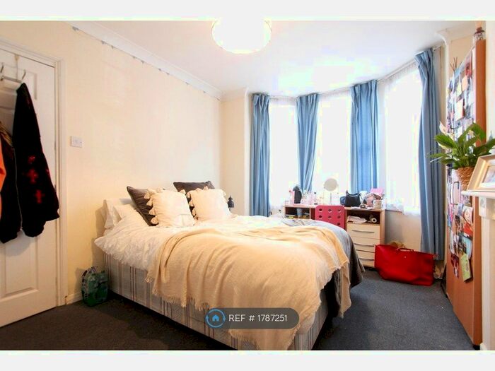 6 Bedroom Terraced House To Rent In De Beauvoir Road, Reading, RG1