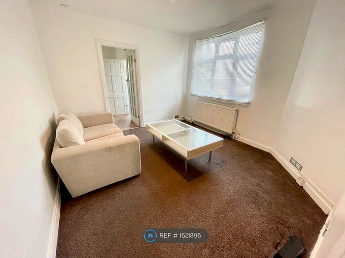 2 Bedroom Flat To Rent In Barley Lane, Great London, IG3