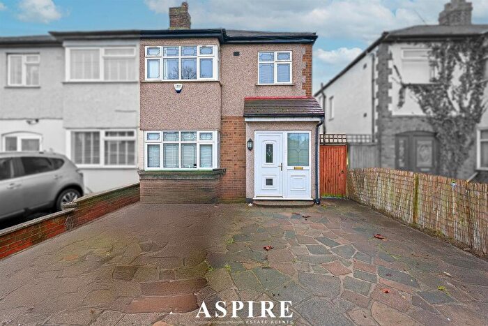 3 Bedroom House For Sale In Brookway, Rainham, RM13