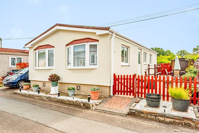 2 Bedroom Mobile/park Home For Sale In Laburnum Court, Smallfield, Horley, RH6