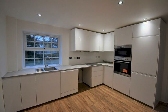 2 Bedroom Ground Flat To Rent In Parkway Gardens, AL8