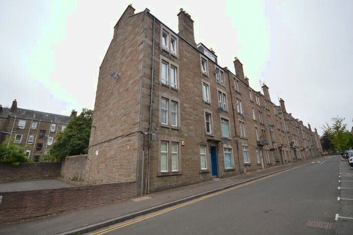 2 Bedroom Flat To Rent In Baldovan Terrace, Stobswell, Dundee, DD4