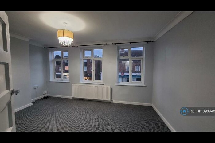 3 Bedroom Flat To Rent In Addington Road, Selsdon, CR2