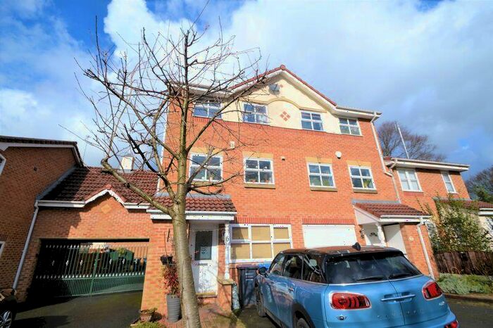4 Bedroom Semi-Detached House To Rent In Princeton Close, Salford, M6