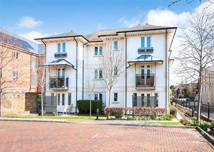 2 Bedroom Apartment For Sale In Eastern Road, Lymington, Hampshire, SO41