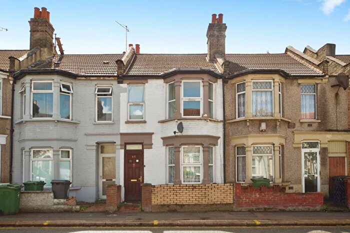 3 Bedroom Terraced House For Sale In Chingford Road, Walthamstow, E17