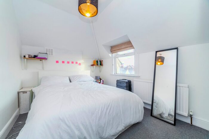 1 Bedroom Flat To Rent In Gleneldon Road, Streatham, London, SW16