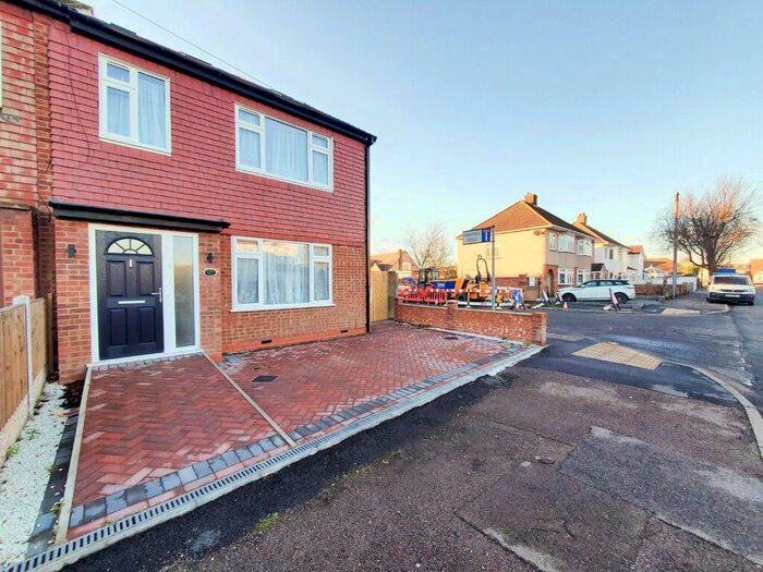 4 Bedroom Terraced House To Rent In Lambs Lane North, Rainham, Essex RM13