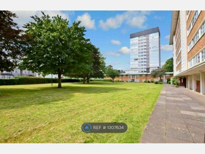3 Bedroom Flat To Rent In Beehive Court, Ilford IG1