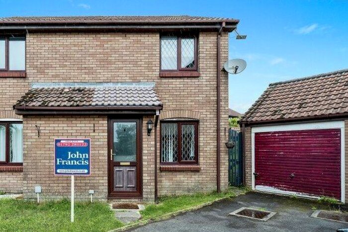 2 Bedroom Property To Rent In Poplar Close, Swansea, SA2