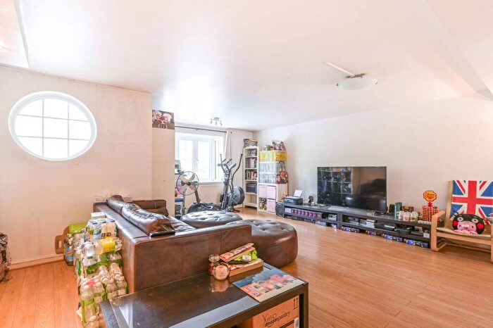 3 Bedroom Semi Detached House For Sale In St Georges Square, Limehouse, London, E14