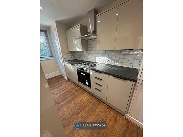 3 Bedroom Flat To Rent In Clarkston Road, Glasgow, G44