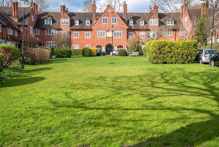 3 Bedroom Flat For Sale In Rookfield Close, London, N10