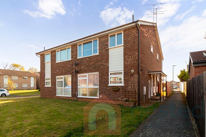 2 Bedroom Maisonette For Sale In Hampton Close, Stevenage, SG2