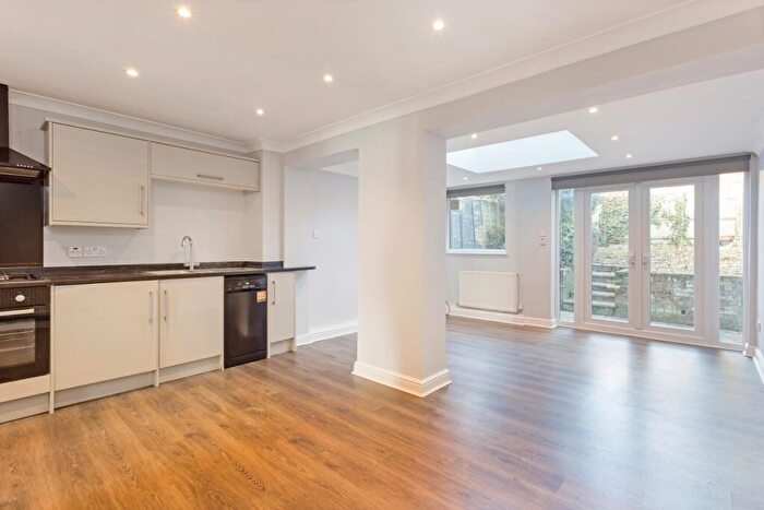 3 Bedroom Town House To Rent In Aplins Close Harpenden, AL5