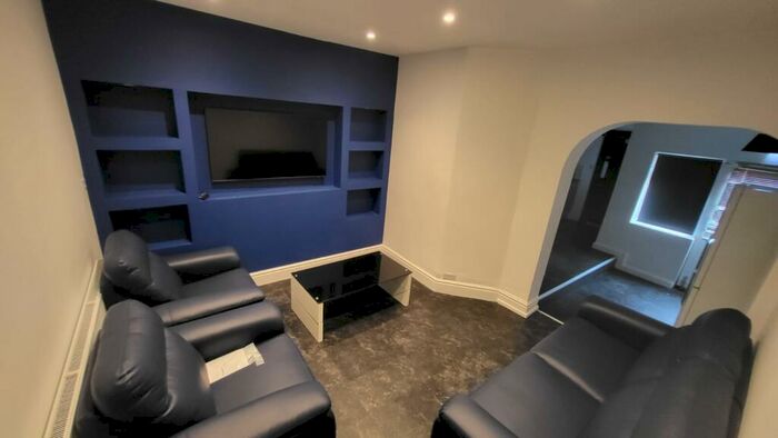 6 Bedroom Detached House To Rent In Kensington Ave, Manchester, M14