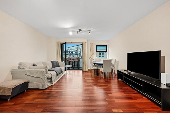 2 Bedroom Flat To Rent In Quaker Street, Spitalfields And Banglatown, E1