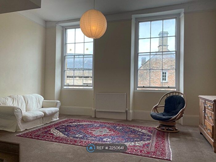 3 Bedroom Flat To Rent In Church Street, Calne, SN11