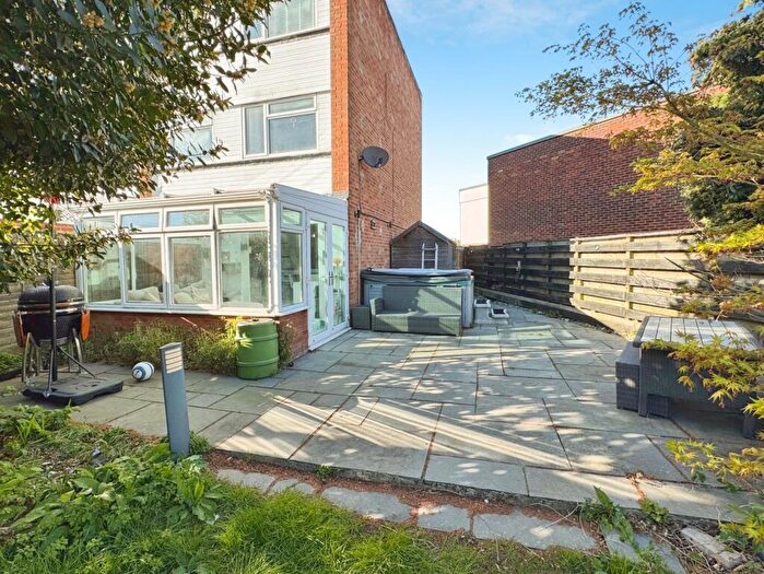 4 Bedroom End Of Terrace House For Sale In Leyburn Close, Woodley, Reading, RG5