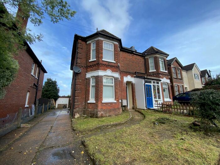 4 Bedroom House To Rent In Bond Road, SO18