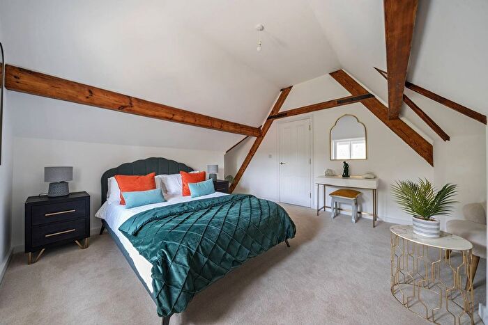 3 Bedroom Flat For Sale In Oakley Gardens, Redhill, Merstham, RH1