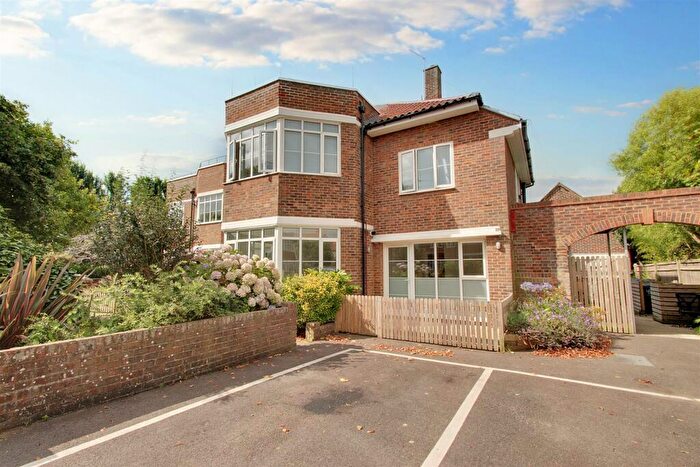 2 Bedroom Flat To Rent In Winchelsea Gardens, Worthing, BN11