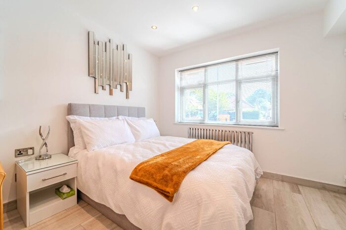 1 Bedroom Flat To Rent In Holland Gardens, Egham, TW20