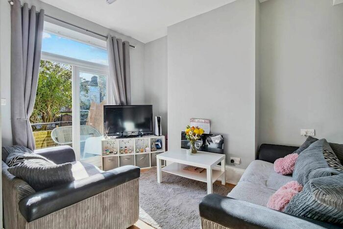 1 Bedroom Flat To Rent In Dagnall Park, London, SE25