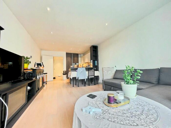 2 Bedroom Flat To Rent In Queenshurst Square, Kingston Upon Thames, KT2