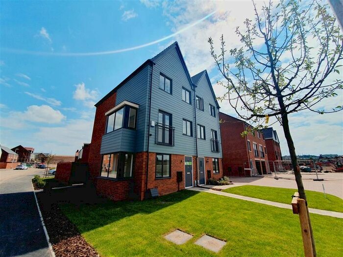 4 Bedroom Town House To Rent In Axten Avenue, Lichfield, WS14