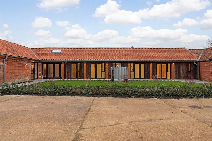 4 Bedroom Barn Conversion To Rent In Heath Road, Hockering, NR20